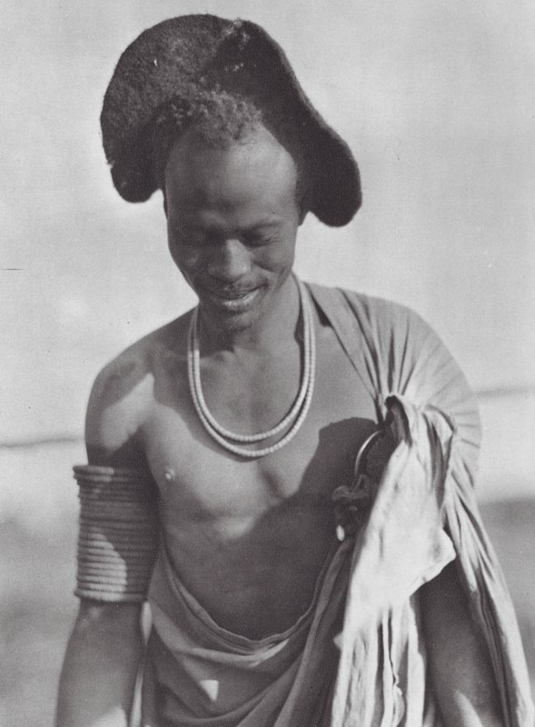 África: Guerreiro Shilluk com penteado com capuz (fotografia a preto e branco) de Hugo Adolf Bernatzik