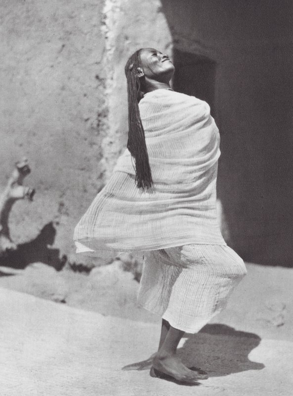 África: Menina sudanesa que dança, Omdurman (fotografia a preto e branco) de Hugo Adolf Bernatzik