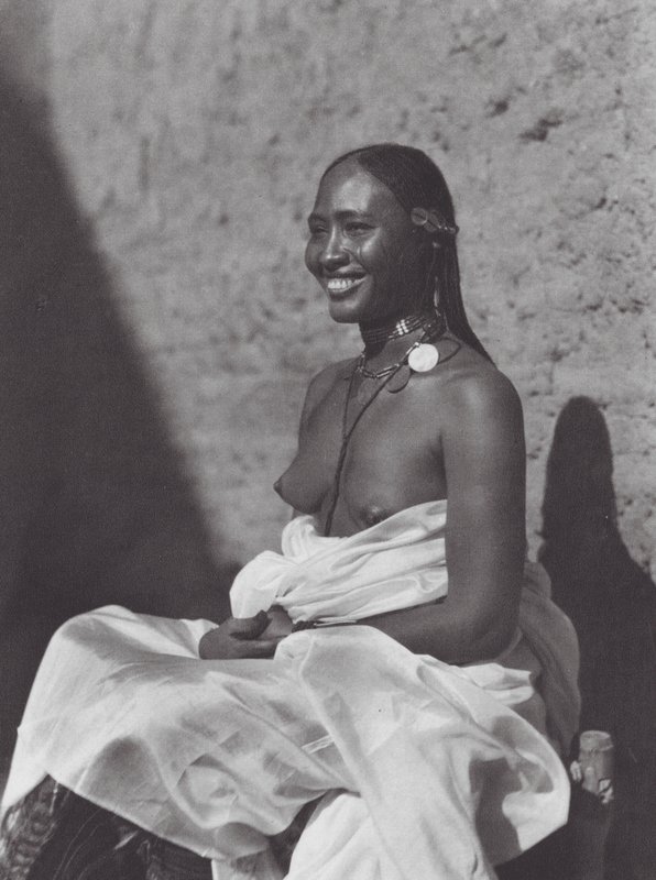 África: Mulher sudanesa de Omdurman (fotografia a preto e branco) de Hugo Adolf Bernatzik