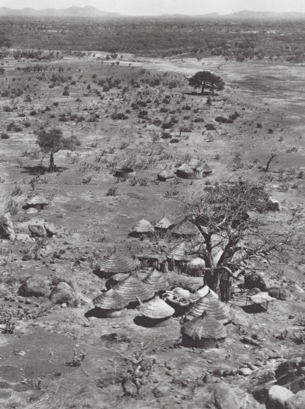 África: Vista das planícies a partir do Monte Talodi (fotografia a preto e branco) de Hugo Adolf Bernatzik