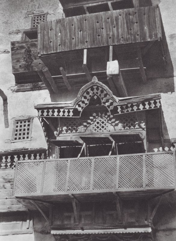 África: Janela de sacada de madeira em Suakin (fotografia a preto e branco) de Hugo Adolf Bernatzik