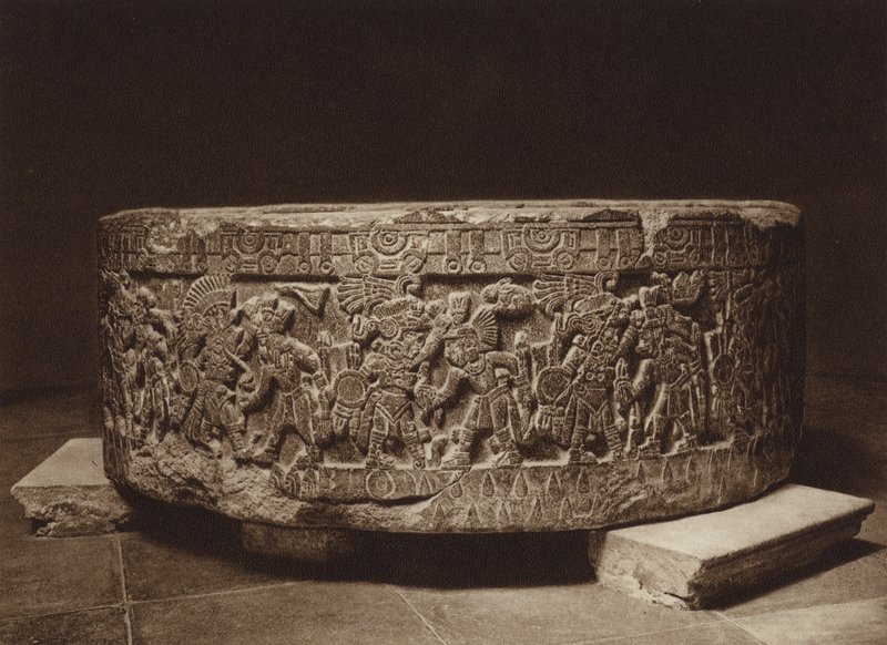 México: Altar de sacrifício do rei Tizoc, Museu Nacional (fotografia a preto e branco) de Hugo Brehme