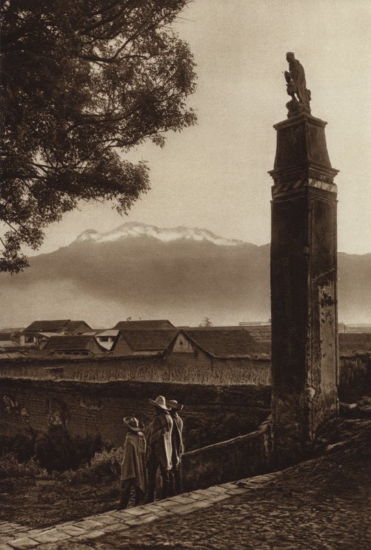 México: Amecameca com Iztaccihuatl (fotografia a preto e branco) de Hugo Brehme
