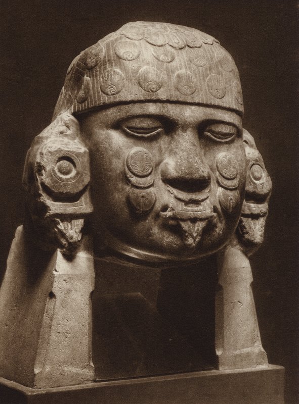 México: Cabeça de diorito da deusa Coyolxauhqui, Museu Nacional (fotografia a preto e branco) de Hugo Brehme