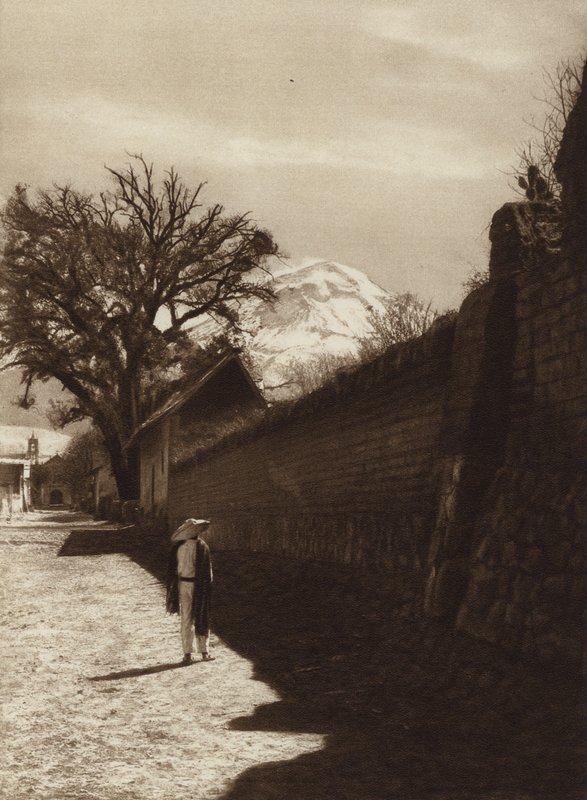 México: Rua em Amecameca com vista para o Popocatepetl (fotografia a preto e branco) de Hugo Brehme