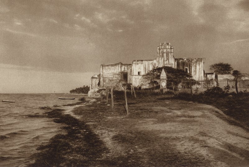 México: Campeche, Ruínas do mosteiro de São Francisco (fotografia a preto e branco) de Hugo Brehme
