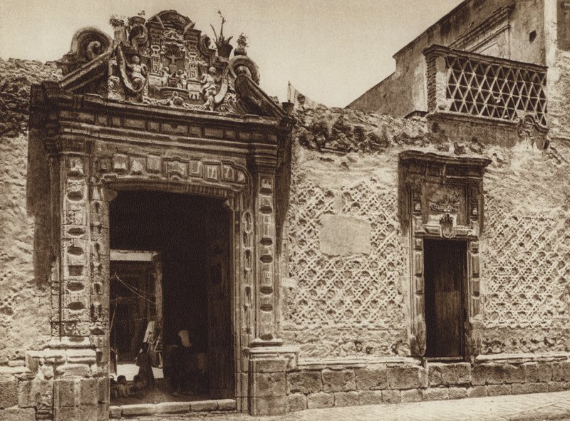 México: Casa do tempo colonial na zona nordeste da capital (fotografia a preto e branco) de Hugo Brehme