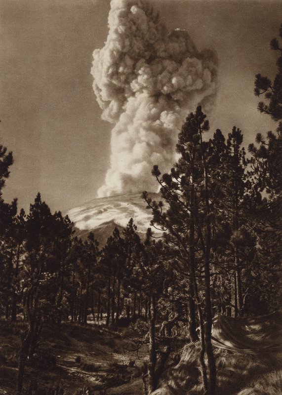 México: erupção do Popocatepetl, vista de Tlamacas (fotografia a preto e branco) de Hugo Brehme