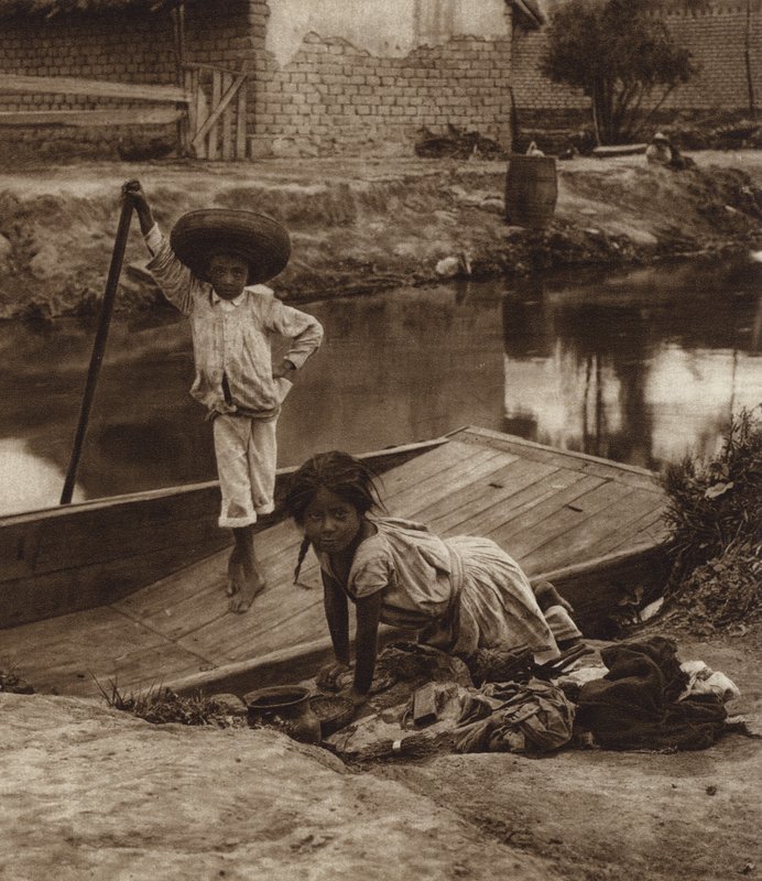 México: Ixtacalco, Crianças indígenas a lavar roupa, D F (fotografia p/b) de Hugo Brehme