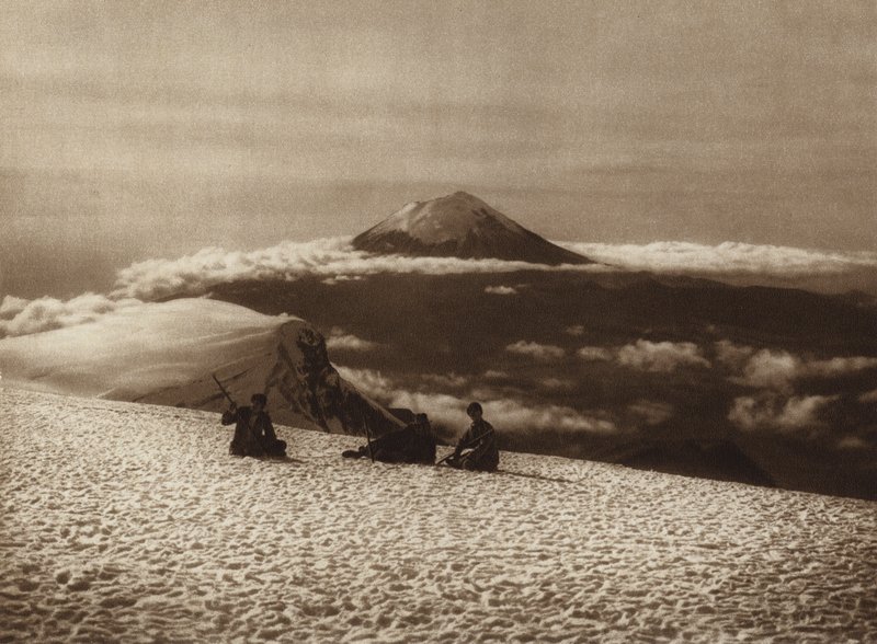 México: Iztaccihuatl com vista de Popocatepetl (fotografia a preto e branco) de Hugo Brehme