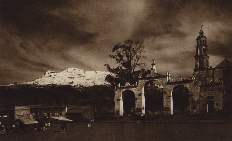 México: Iztaccihuatl, visto de Amecameca (fotografia a preto e branco) de Hugo Brehme