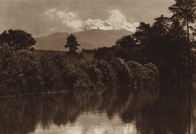 México: Iztaccihuatl, visto de Miraflores (fotografia a preto e branco) de Hugo Brehme