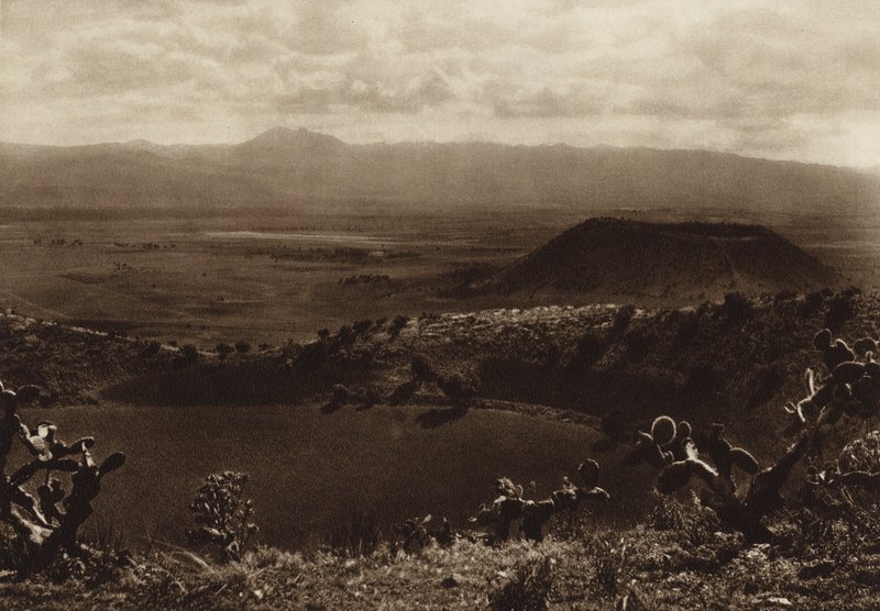 México: La Caldera, vulcões extintos nos arredores da capital do México (fotografia a preto e branco) de Hugo Brehme