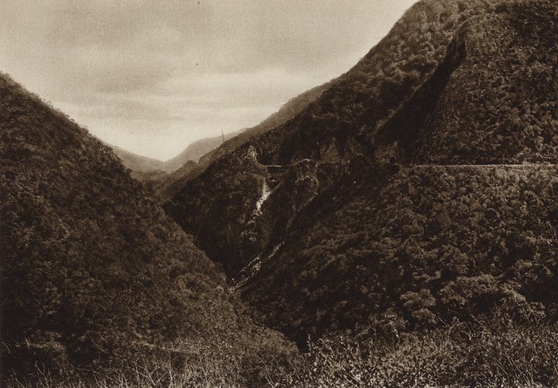 México: Las Canoas, linha de caminho de ferro e ravina de Tamasopo (fotografia a preto e branco) de Hugo Brehme