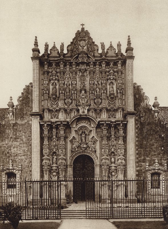 México: México, Entrada para o santuário a partir do lado oriental da catedral (fotografia a preto e branco) de Hugo Brehme
