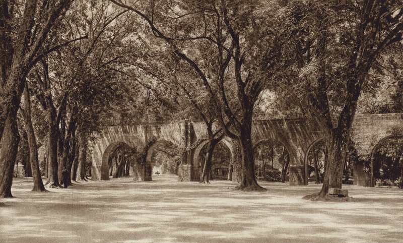 México: Morelia, Antiga conduta de água (fotografia a preto e branco) de Hugo Brehme