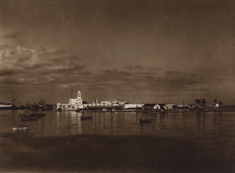 México: Panorama do porto de Vera Cruz com o castelo de San Juan (fotografia a preto e branco) de Hugo Brehme