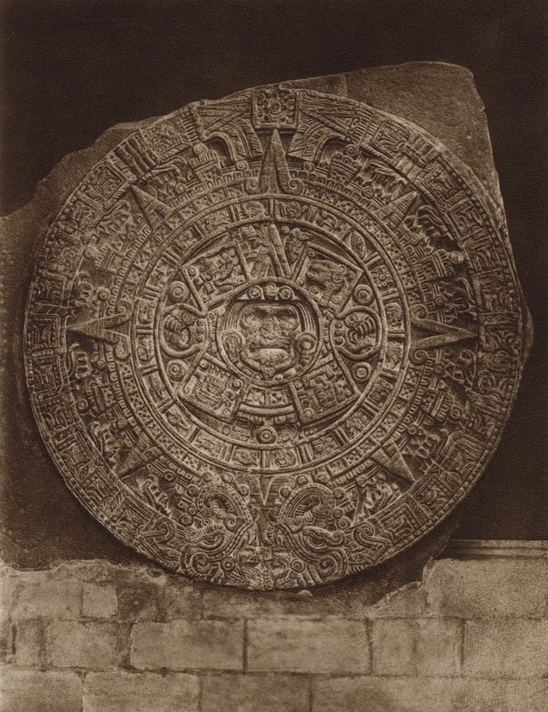 México: Pedra de almanaque asteca ou "Piedra del Sol", Museu Nacional (fotografia a preto e branco) de Hugo Brehme
