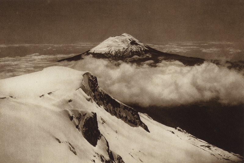 México: Popocatepetl, visto do topo de Iztaccihuatl (fotografia a preto e branco) de Hugo Brehme