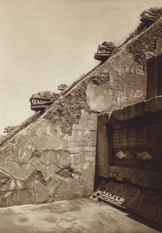 México: San Juan Teotihuacan, Esculturas das escadas da pirâmide de Quetzalcouatl no centro da Cidadela, fachada ocidental (fotografia a preto e branco) de Hugo Brehme