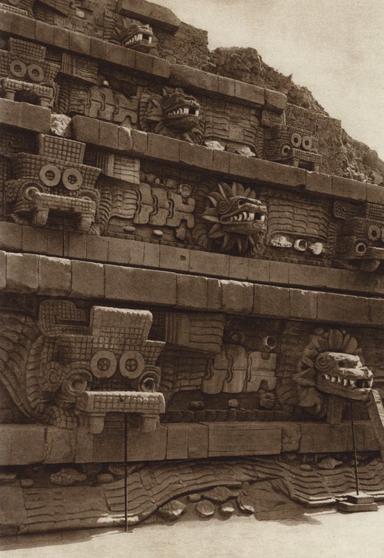 México: San Juan Teotihuacan, Esculturas de pedra na fachada ocidental da pirâmide de Quetzalcouatl, pirâmide no centro da Cidadela (fotografia a preto e branco) de Hugo Brehme