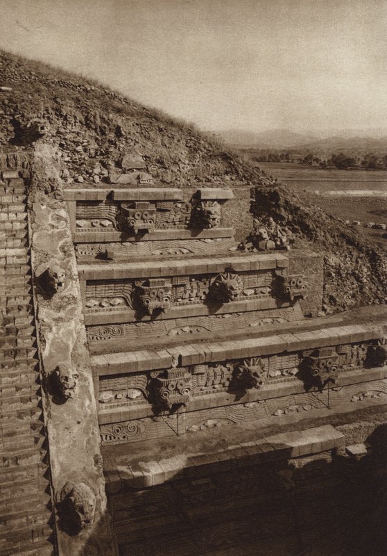 México: San Juan Teotihuacan, Esculturas de pedra na fachada ocidental da pirâmide de Quetzalcouatl, pirâmide no centro da Cidadela (fotografia a preto e branco) de Hugo Brehme