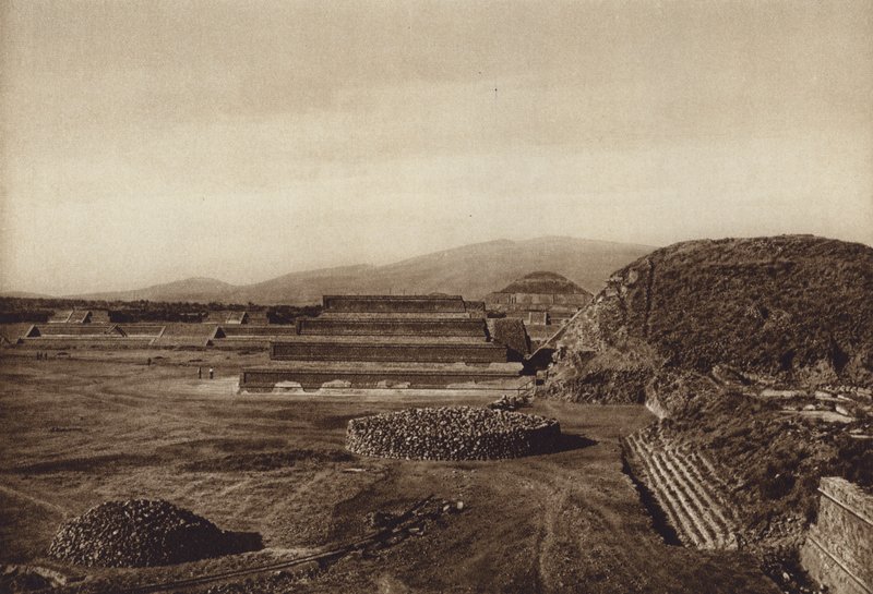 México: San Juan Teotihuacan, Vista dos terraços da Cidadela (fotografia a preto e branco) de Hugo Brehme
