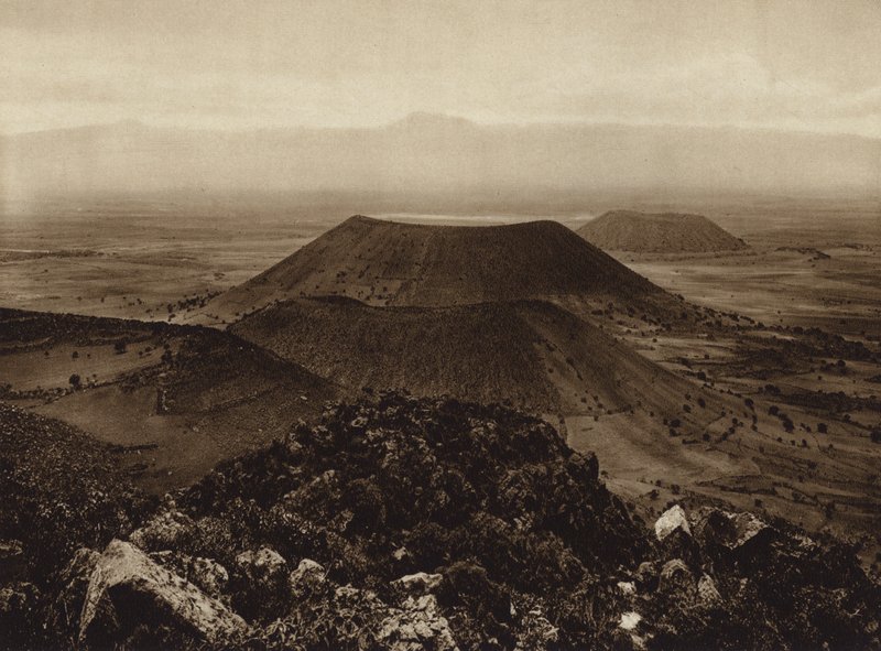 México: Santa Catarina e La Caldera, vulcões extintos nos arredores da capital mexicana (fotografia a preto e branco) de Hugo Brehme