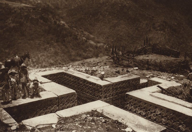 México: subterrâneo em forma de cruz, Guiaroo (fotografia a preto e branco) de Hugo Brehme