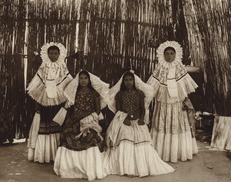 México: Tehuantepec, Rapariga em traje nacional (fotografia a preto e branco) de Hugo Brehme