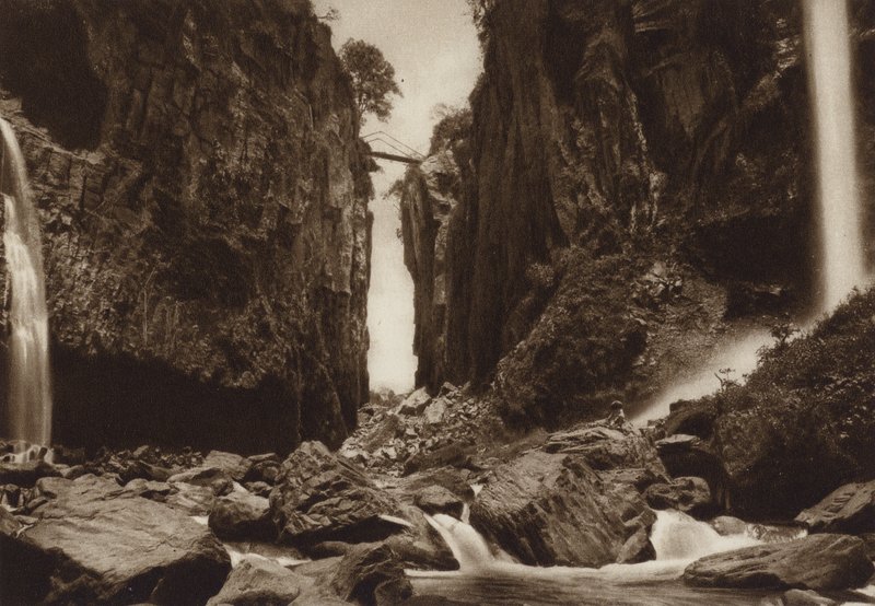 México: Teocelo perto de Jalapa, teatro do terramoto de 1920 (fotografia a preto e branco) de Hugo Brehme