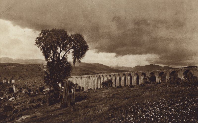 México: Antigo cano de água espanhol de Los Remedios (fotografia a preto e branco) de Hugo Brehme