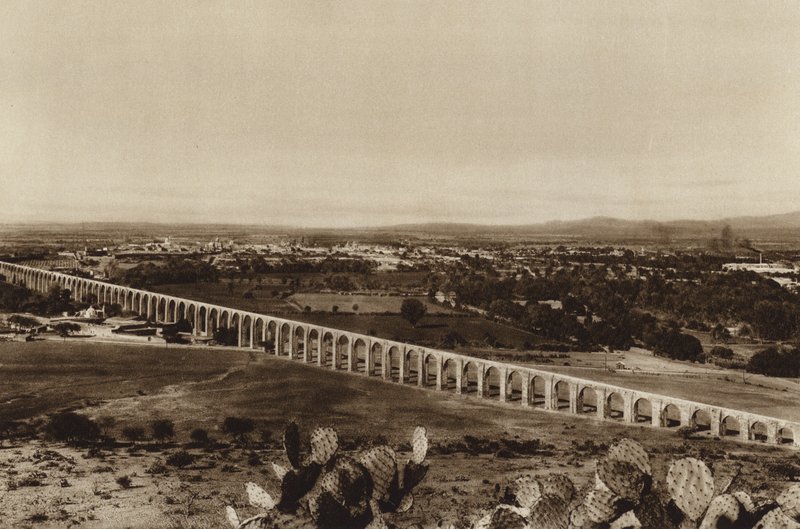 México: Vista de Querétaro com velhos canos de água (fotografia a preto e branco) de Hugo Brehme