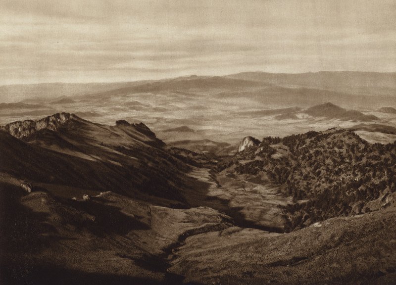 México: Vista a partir da altura média de Iztaccihuatl (fotografia a preto e branco) de Hugo Brehme