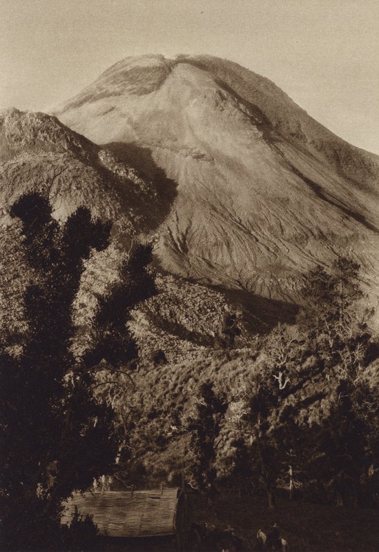 México: Vulcão Colima antes das últimas erupções (fotografia a preto e branco) de Hugo Brehme
