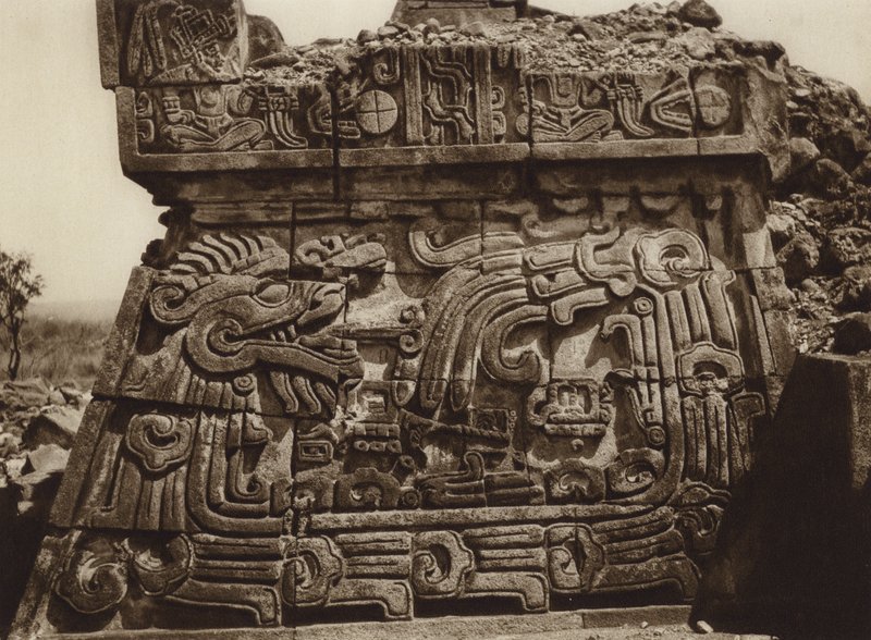 México: Xochicalco, Parte da pirâmide com serpente e hieróglifos (fotografia a preto e branco) de Hugo Brehme