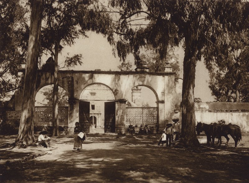 México: Xochimilco, Entrada da igreja (fotografia a preto e branco) de Hugo Brehme