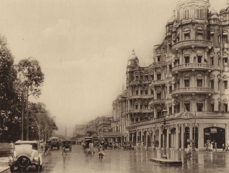 Esplanade Mansions e Government Place East com vista para a Old Court House Street (fotografia a preto e branco) de Indian photographer