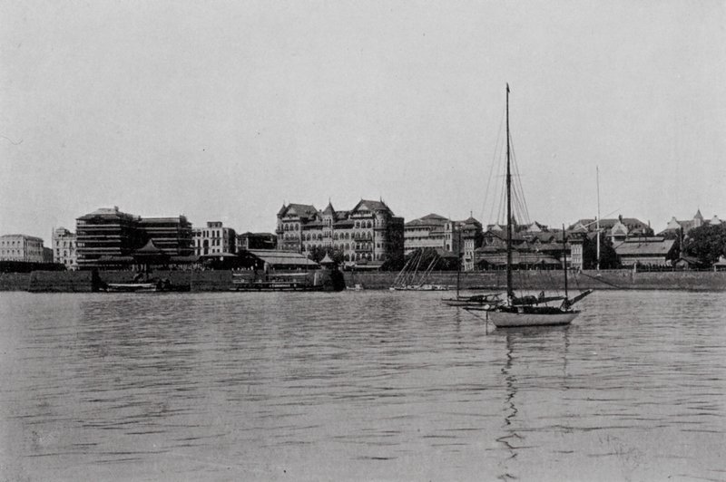 Índia: Uma vista de Bombaim a partir do porto (fotografia a preto e branco) de Indian photographer