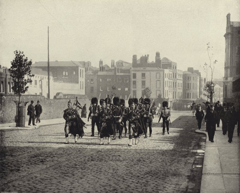 The Scots Guards, Dublin (foto a p/b) de Irish Photographer