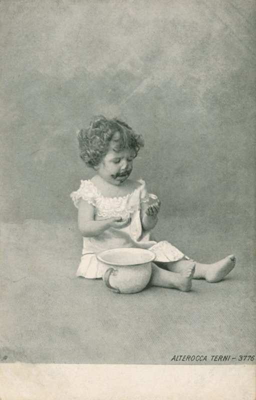 Bebê brincando com bolhas (foto a p/b) de Italian Photographer