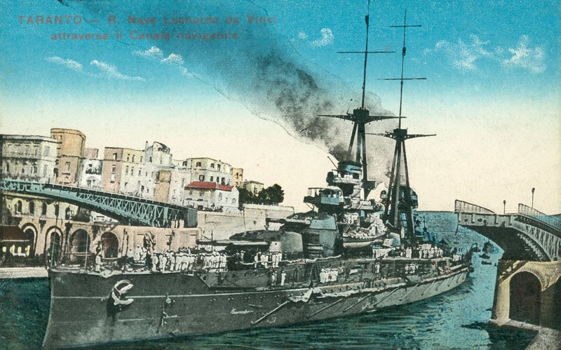 Navio de guerra Leonardo da Vinci, Taranto, Itália (fotografia a cores) de Italian Photographer