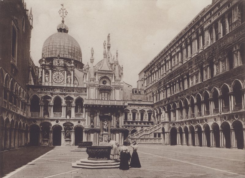 Pátio do Palácio Ducal (foto a p/b) de Italian Photographer