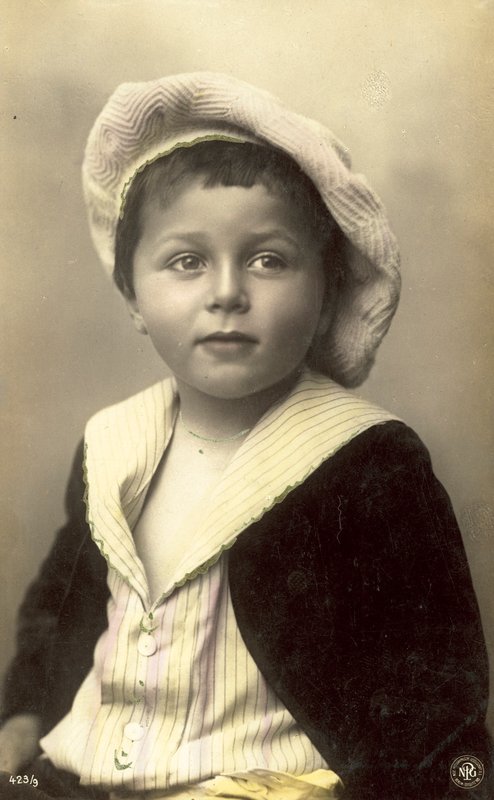 Menino bonito no chapéu de disquete de Italian Photographer
