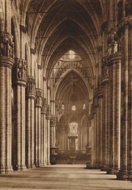 Duomo di Milano: Interior, Nave Central (fotografia a preto e branco) de Italian Photographer