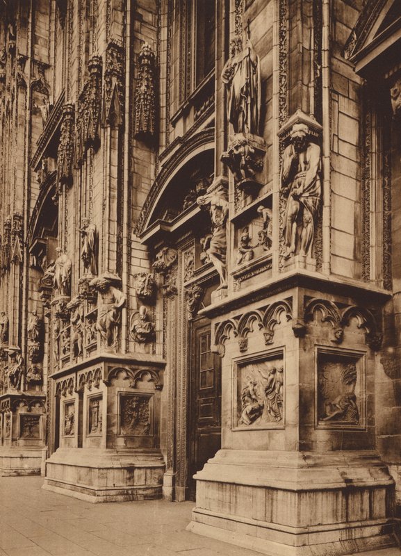 Duomo di Milano: Pormenor da fachada (fotografia a preto e branco) de Italian Photographer