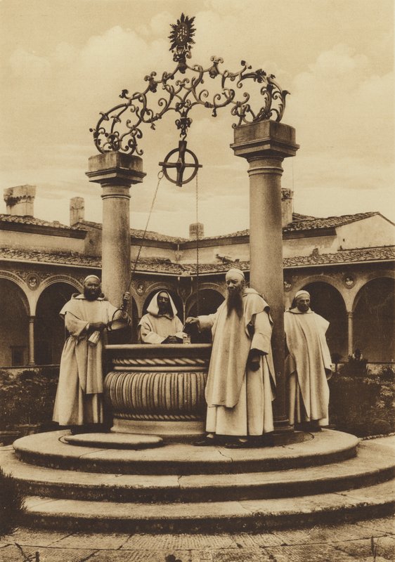 Firenze / Florença: Arredores de Florença, Certosa, O poço no Grande Claustro (foto p/b) de Italian Photographer