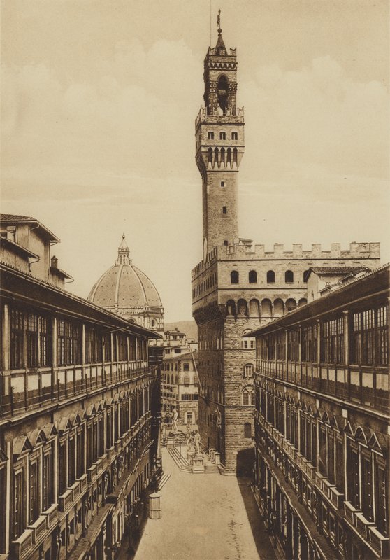 Firenze / Florence: Portici degli Uffizi, construído segundo um desenho de Vasari (foto a p/b) de Italian Photographer