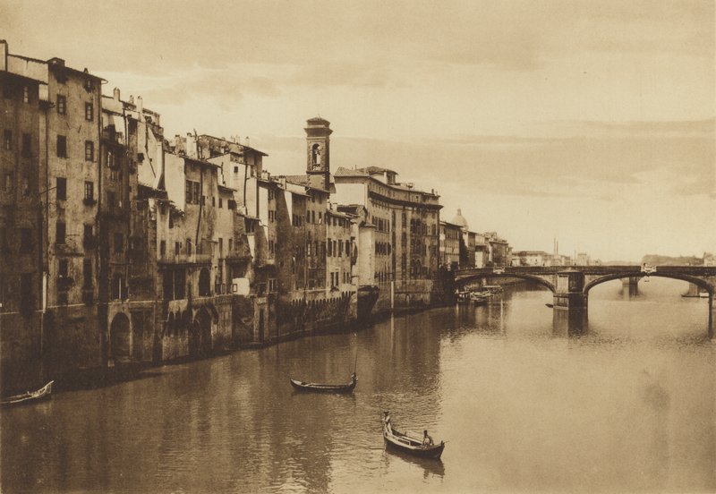 Firenze / Florença: Uma vista do Arno com a Ponte a S Trinita (foto a p/b) de Italian Photographer