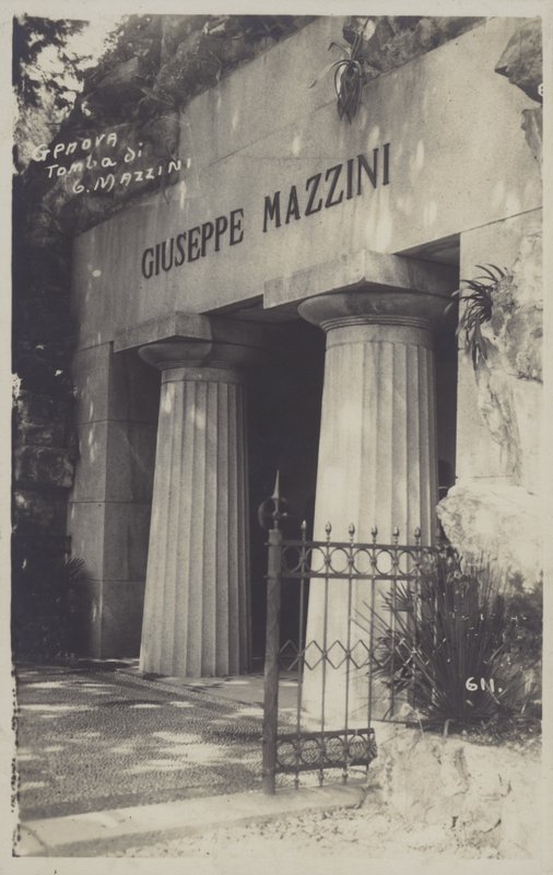 Génova, Túmulo de Giuseppe Mazzini (foto a p/b) de Italian Photographer